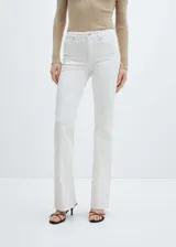 Pantalón de jean blanco de corte flare con bajo deshilachado.