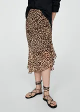 Falda midi de tejido fluido con estampado animal print, diseño asimétrico, fruncido lateral, cierre de cremallera invisible y bajo con volante.