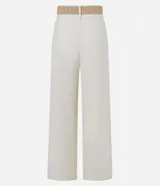 Pantalón wide leg verde oliva de cintura alta, confeccionado en viscolino, con trabillas en la cintura, cierre tradicional y pliegues. Incluye cinturón de rafia artificial.