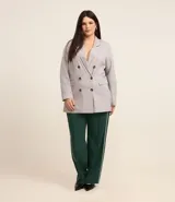 Blazer de corte sastrero color gris claro, con solapas, abotonado doble, forro interno y bolsillos frontales decorativos con solapa.