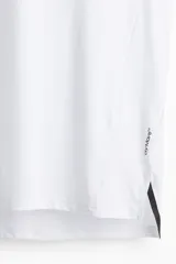 Remera deportiva blanca de corte recto, cuello redondo y manga corta. Confeccionada en tejido funcional DryMove™ que ayuda a absorber el sudor.