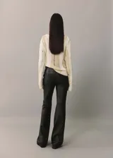 Sweater de punto calado color crema, de corte recto y cuello redondo.