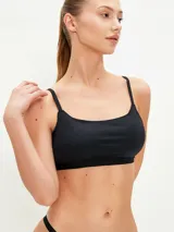 Top de bikini negro con breteles finos.