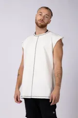 Musculosa color crudo de algodón estilo sudadera, corte oversize, con costuras verticales visibles en el frente y ruedo.