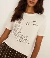 Conjunto de pijama Lov de viscosa con remera de manga corta color crudo con estampa de barco y short rayado con cintura elástica.