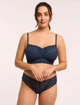 Bralette de encaje floral azul, marca Montelle. Bajo busto sin aro y sin relleno, con forro interno en microtul elastizado. Abrocha detrás en tres posiciones, con breteles fijos y de largo regulable.