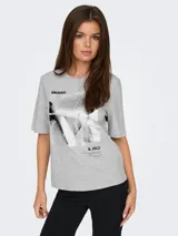 Remera gris melange de corte recto y mangas cortas, con estampado rectangular plateado con la palabra "ERODED" en la parte superior y "& WILD" en la parte inferior.