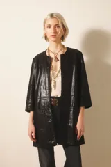 Saco liviano de cuero ovino gamuzado color negro, con terminación suavemente brillante.