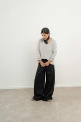 Pantalón negro de tencel de corte amplio.