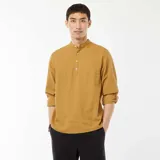 Camisa color mostaza de manga larga con cuello mao y cierre parcial con botones.