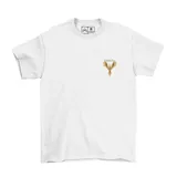Remera blanca de algodón con cuello redondo y estampado pequeño en el pecho con un ave fénix dorada y la leyenda "GOAT's".