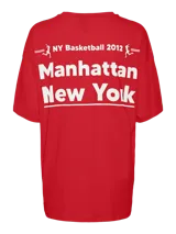 Camiseta roja oversize de cuello redondo y mangas cortas con estampado frontal blanco con texto "Manhattan New York NY Basketball 2012".
