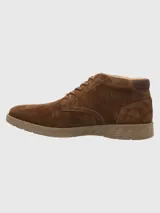 Bota de caña media color marrón de gamuza, con cordones y suela plana.