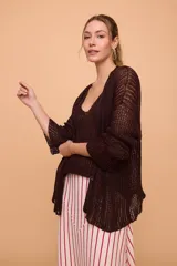 Conjunto de lino tejido, compuesto por un saco y una musculosa de silueta holgada.