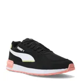 Championes Puma modelo Graviton para mujer, con capellada de malla negra y refuerzos sintéticos. Presentan la icónica franja lateral en color blanco, entresuela de espuma blanca para mayor amortiguación y detalles en color rosado en el talón y la suela. Cierre mediante cordones.
