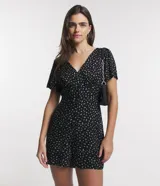 Enterito corto de viscosa con estampado floral liberty, escote en V, mangas cortas, botones en el busto y cintura elastizada.