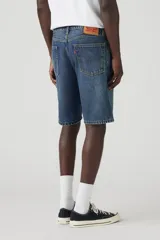 Bermuda de jean azul con lavado medio, corte recto y largo a la rodilla.