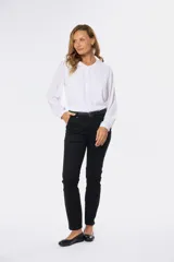 Pantalón skinny color gris topo de gabardina elastizada, con bolsillos delanteros y traseros, y pasacintos.