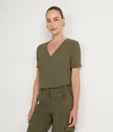 Blusa color verde militar de poliéster con escote en V y mangas cortas.