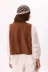 Chaleco símil gamuza color marrón, con costuras artesanales en contraste.