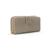 Billetera larga color marrón claro, con cierre de broche a presión en la solapa frontal y cierre de cremallera en el borde lateral. Presenta múltiples compartimentos internos y un bolsillo exterior con cierre.