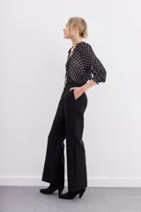 Pantalón recto de tiro alto confeccionado en viscosa con elastano, con cierre trasero invisible y bolsillos laterales.