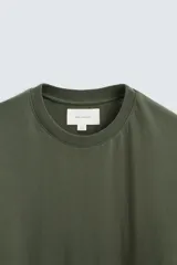 Camiseta gris de corte recto, cuello redondo y manga corta.