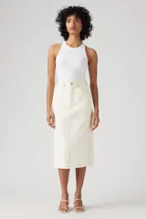 Falda midi color crudo con costuras a contratono y abertura en el lateral.