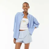 Short de pijama celeste con rayas verticales blancas y cintura elastizada.