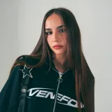 Hoodie gris con cierre frontal, capucha con cordón ajustable, bolsillos tipo canguro y logo "VENEFO" estampado en el pecho.