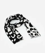 Bufanda rectangular de punto fino con estampado de leopardo en blanco y negro.