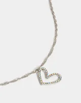 Cadena dorada con dije de corazón delineado con strass.