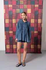 Sandalias chatas con tiras gruesas cruzadas en el empeine, color azul metálico.