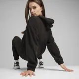 Buzo hoodie Puma ESS ELEV.Winter, color negro, de corte holgado y tejido de polar.