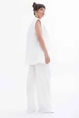 Pantalón negro de vestir de corte palazzo con cintura alta y bolsillos laterales.