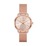 Reloj Michael Kors modelo Portia, color oro rosa, con caja redonda de acero inoxidable y malla milanesa. El dial es color oro rosa con agujas e indicadores de hora en tono oro rosa y un pequeño segundero con cristales brillantes.