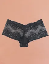 Panty boyshort de encaje floral negro con borde festoneado.