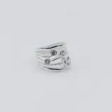 Anillo ancho de plata 925 satinada con cuatro circonias engarzadas.