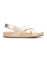Sandalias bajas color hueso con tiras cruzadas y plataforma color beige.