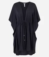 Salida de playa negra, amplia, con abertura delantera, lazo y mangas cortas amplias.