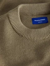 Sweater color verde oliva de tejido plano, con cuello redondo, corte oversize y hombros caídos.