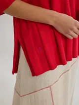 Falda midi color crudo de algodón, con pespuntes rojos a contratono y botones de coco en el lateral.