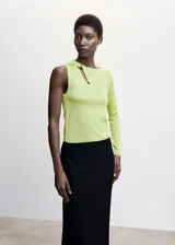 Buzo de punto fino color verde lima, con escote asimétrico y una manga larga. Tiene una abertura en el cuello y terminaciones acanaladas.