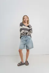 Bermuda de jean celeste con corte relajado, ruedo desflecado y diseño clásico de cinco bolsillos.