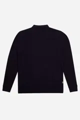 Polo de manga larga color verde oscuro, con cuello clásico y tapeta de dos botones.