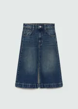 Falda midi de denim azul con tiro alto, corte evasé y abertura frontal.