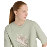 Remera verde con cuello redondo y mangas cortas. Estampado frontal con un champión New Balance y flores.