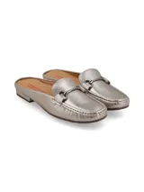 Mocasín mule destalonado color dorado, con detalle metálico ornamental.