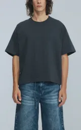 Remera gris oscuro de manga corta con calce boxy fit, realizada en tejido jersey 24/1 americano.