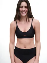 Culotte de bikini azul marino, tiro alto, con pretina ancha y textura acanalada.